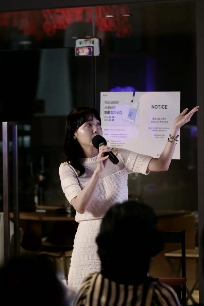 매장 공간에서 청중을 향해 마이크를 들고 강연하는 김지원 강사