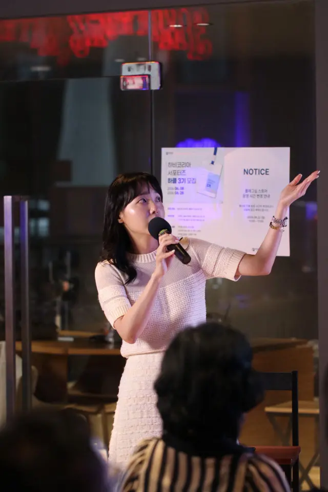 매장 공간에서 청중을 향해 마이크를 들고 강연하는 김지원 강사